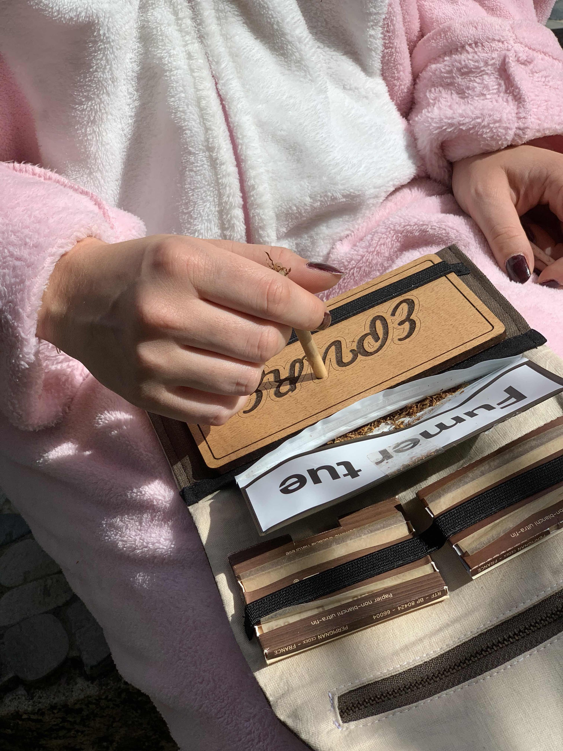 Tasser la cigarette sur la plaque de roulage intégrée à la blague à tabac.